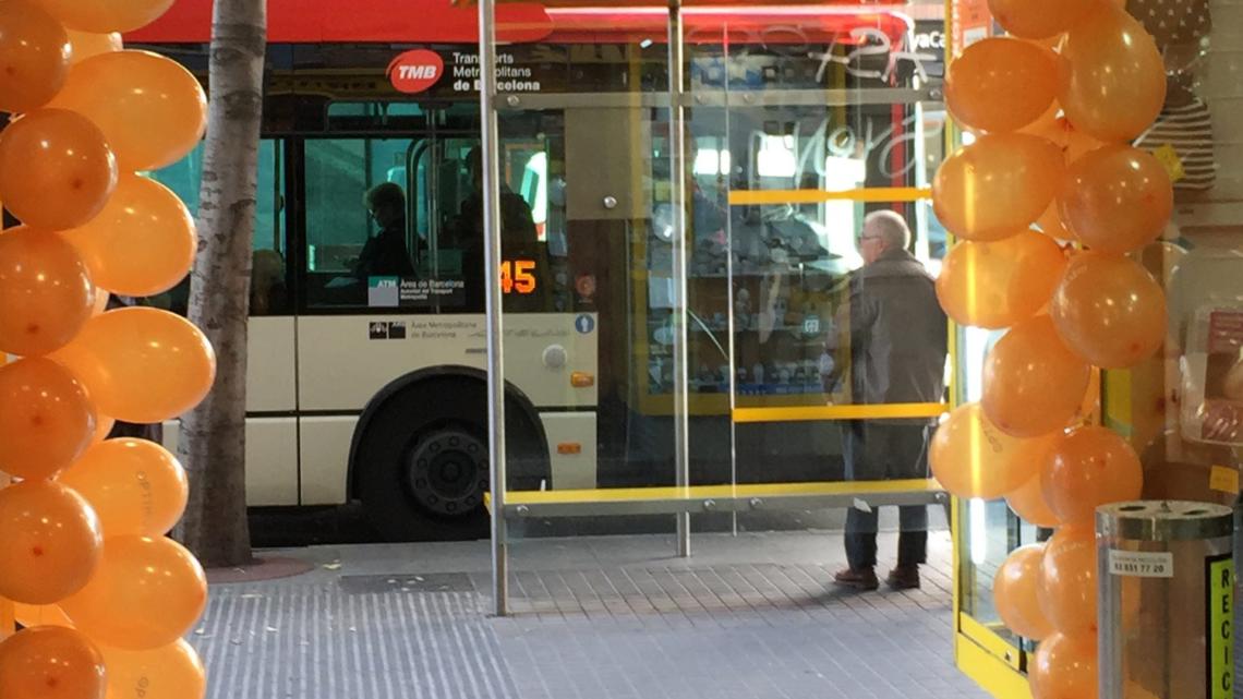 Los anuncios se han colocado en las 15 principales líneas de autobuses que recorren el centro de Barcelona, con paradas cerca de las ferreterías Optimus.
