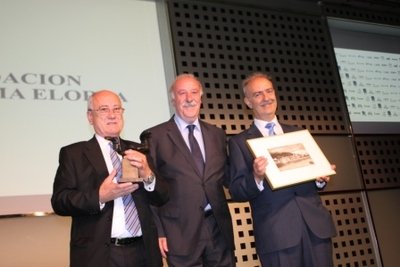 Ceremonia de entrega del VII Premio Txema Elorza. De izquierda a derecha: Olegario Suárez, el ganador; Vicente del Bosque, presidente de honor de la Fundación; y José Carrasco, finalista.