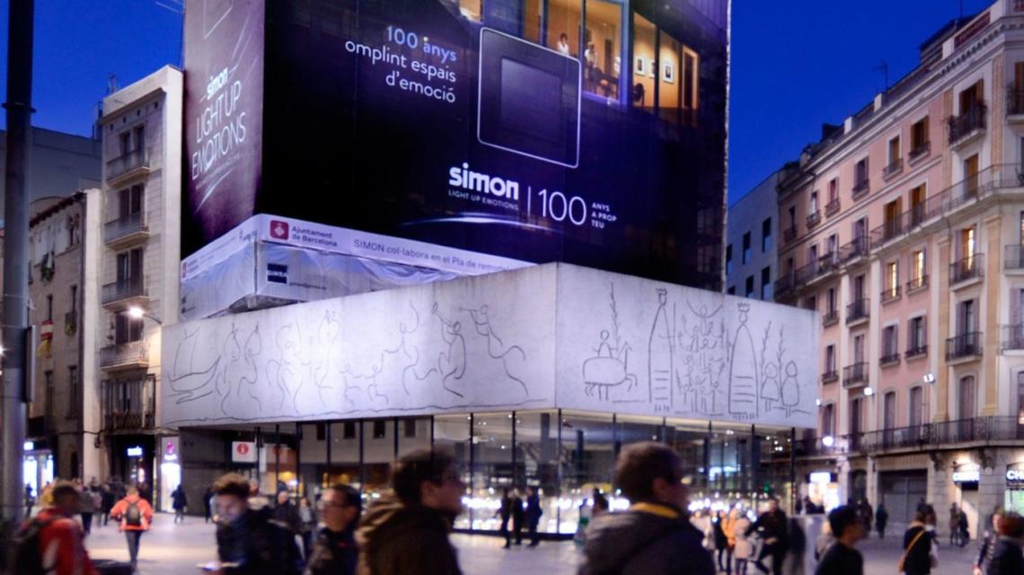 La fachada de COAC, en Barcelona, está vestida con una lona publicitaria de Simon.