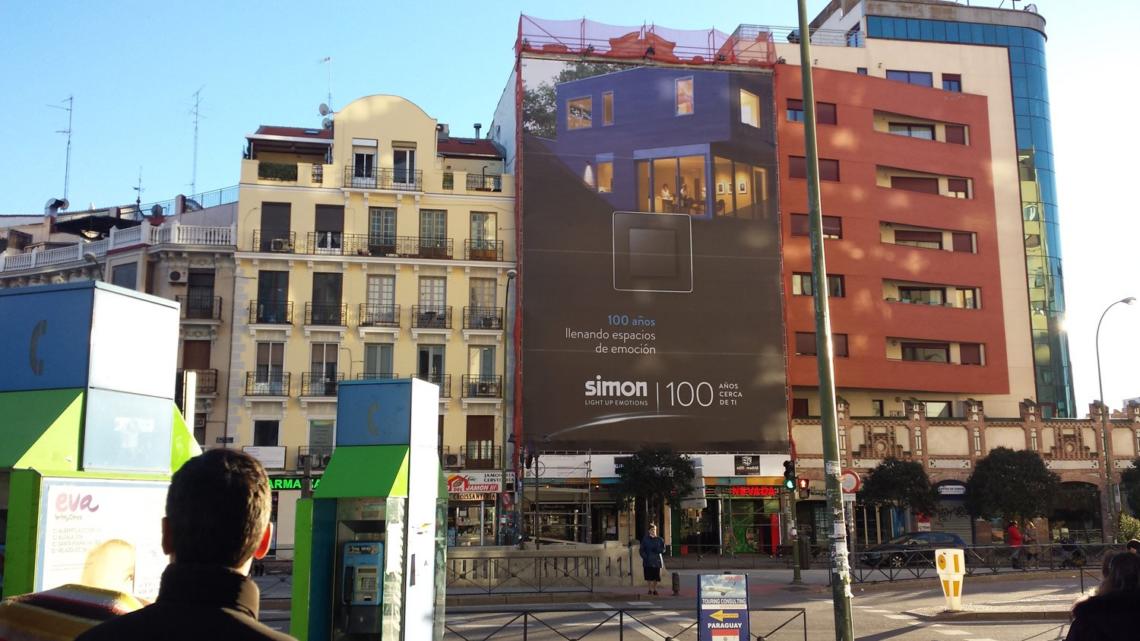 También en Madrid, en Cuatro Caminos, la firma ha instalado una lona publicitaria.