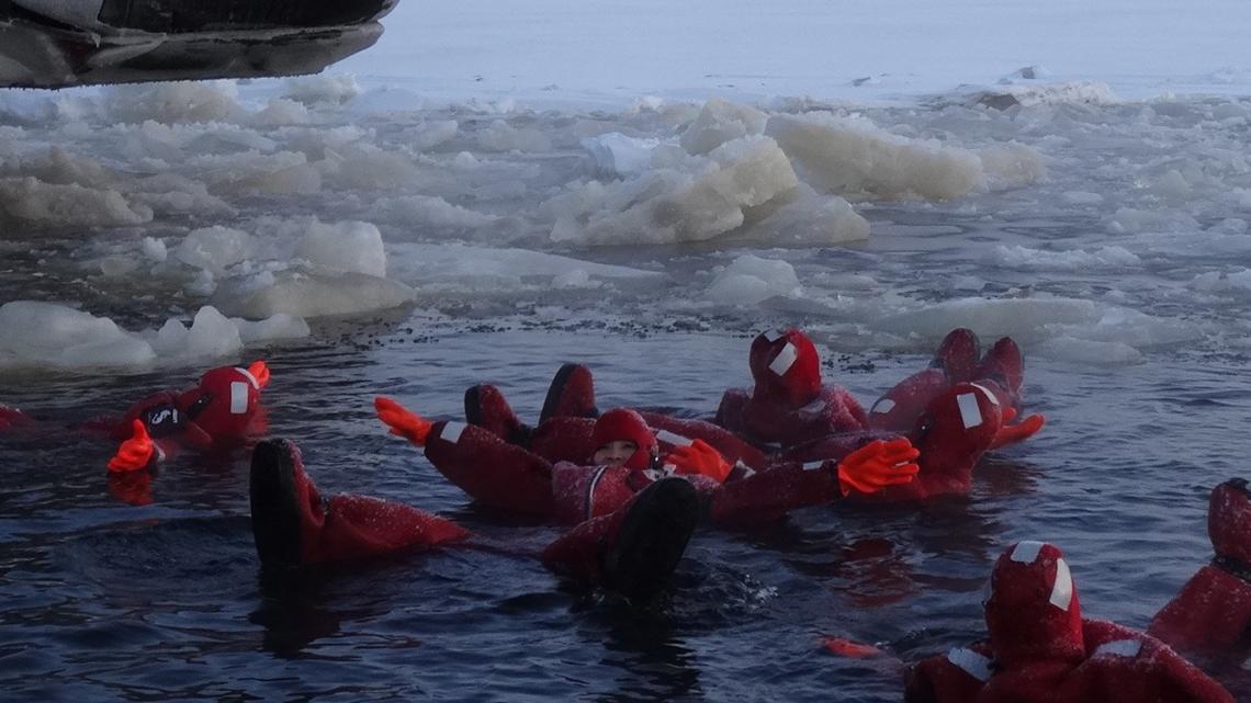 Los aventureros se sumergieron en un lago helado