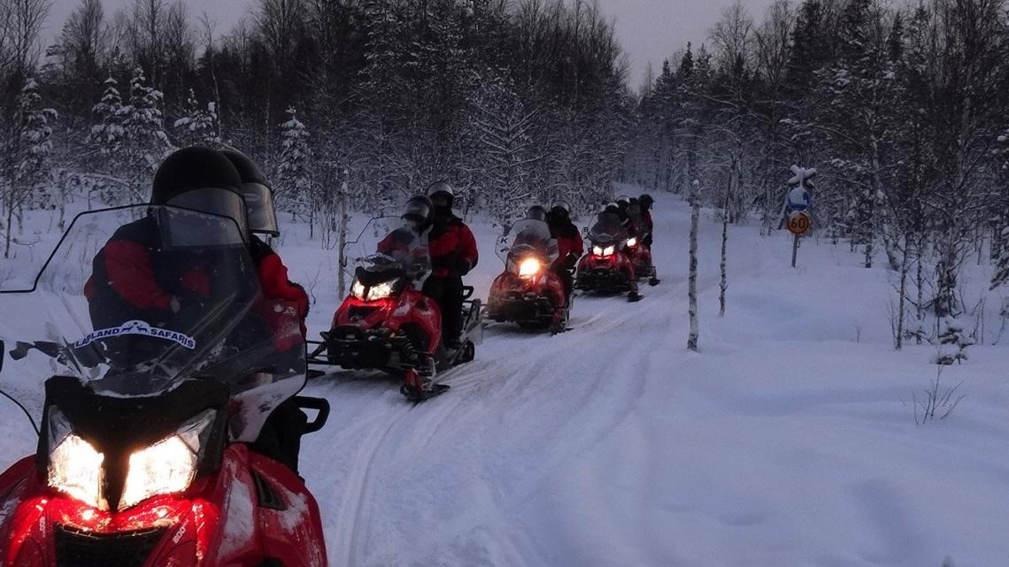 También condujeron motos de nieve por los bosques