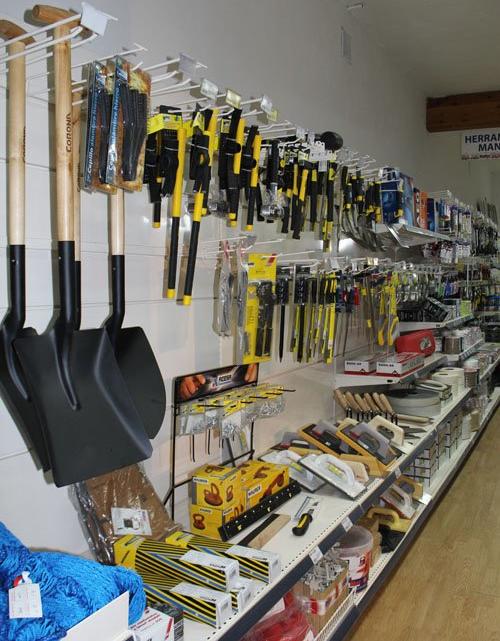 En uno de los laterales del punto de venta se sitúan las herramientas manuales.