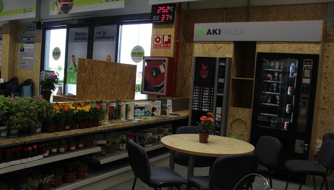 La tienda cuenta con un pequeño rincón de cafetería y lugar de lectura.