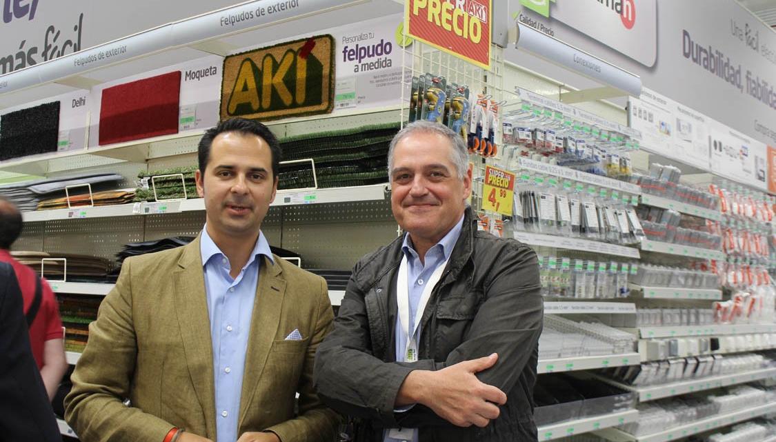 Fernando Colorado (izqda.), gerente de ADFB, y José María de las Heras, director de la central de compras de Akí.