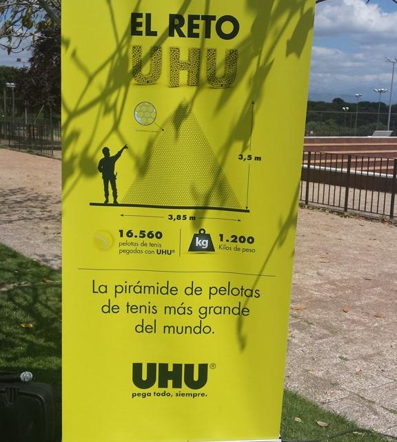El reto de UHU ha utilizado más de 16.500 bolas de tenis.