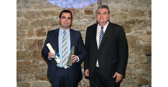 Toni Bernabé (izquierda), product manager de Legrand Group, recogió el premio.
