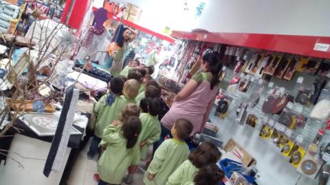 Los niños de Vilanova también han visitado la exposición de encaje de bolillos.