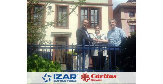De izq. a der.: Carlos Pujana, Mari Feli Arrizabalaga y Carlos Bargos, delante del hogar Etxepel.