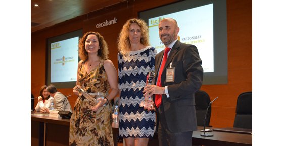 De izq. a der.: Elisa Cervantes de Vodafone España; Paloma Melendo, directora de la revista  FM&S y Carlos Valenciano, de TESA ASSA ABLOY, en la entrega de premios.
