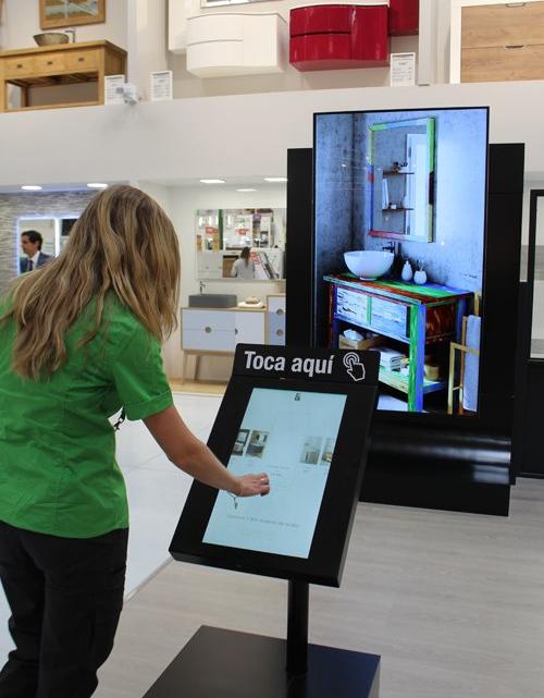Ofrecer una gran experiencia al consumidor también es otro de los objetivos de la enseña y para ello ha incorporado numerosas pantallas táctiles, realidad aumentada y realidad virtual.