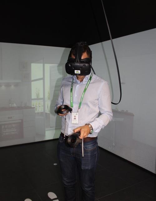 La realidad virtual se ha aplicado al departamento de cocinas y es uno de los grandes atractivos de la nueva tienda.
