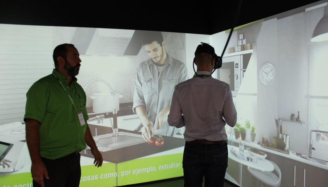 La realidad virtual se ha aplicado al departamento de cocinas y es uno de los grandes atractivos de la nueva tienda.