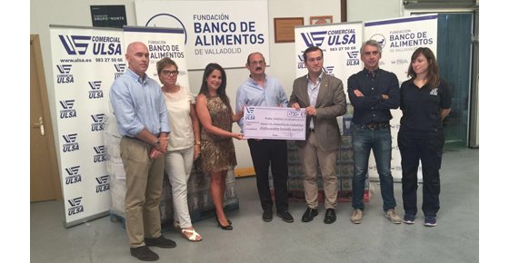 Javier Gómez Salamanca (tercero por la derecha) entrega el cheque a la Fundación Banco de Alimentos de Valladolid.