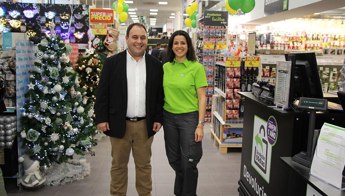 Algunos de los responsables de Akí presentes en la inauguración de la tienda: Pablo Vellón, jefe de Proyecto de Tienda de Barrio, y Vanessa Pérez, directora de la tienda de Bravo Murillo.