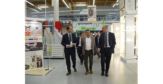 El director general de Leroy Merlin, Ignacio Sánchez Villares (primero por la derecha), durante la visita a la tienda.