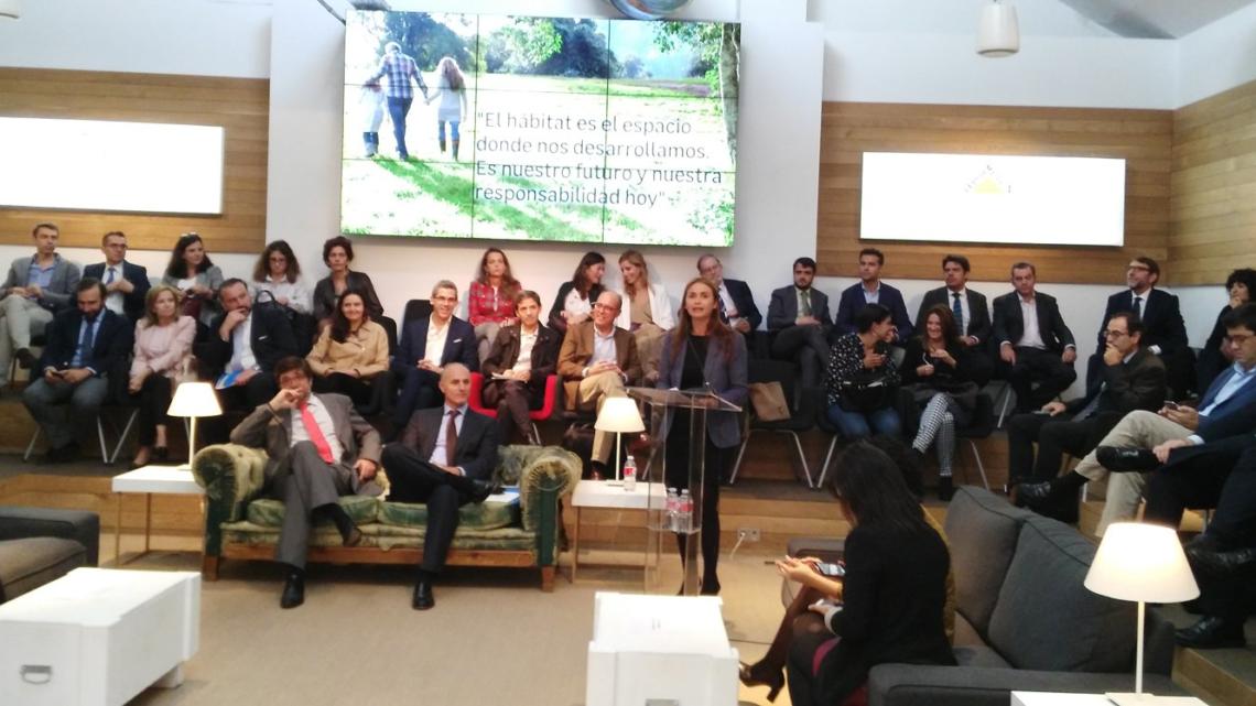 Susana Posada, de pie, explica los logros de Leroy Merlin en políticas de responsabilidad social. En el sofá, Ignacio Sánchez (derecha) y Rodrigo de Salas.