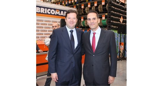 Antonio Bullido (izqda.), director general de Bricomart España, junto a Jorge Vega, director de la tienda de Alcorcón.