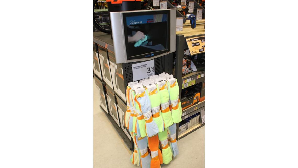 La tienda incluye gran número de monitores de TV con vídeos de uso de determinados productos.
