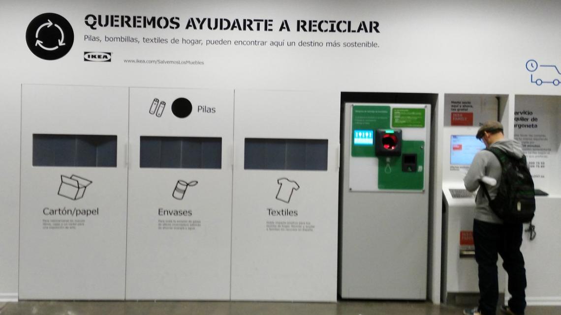 Ikea cuenta con puntos de recogida en las tiendas para favorecer el reciclaje.