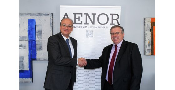 Manolo Herrero (derecha), director de Arvet, y Avelino Brito, director general de AENOR.