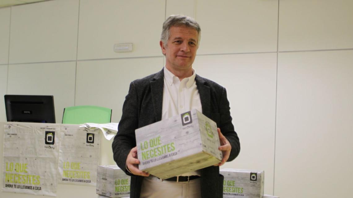 José Horcajo, presidente de Comafe, enseña una de las cajas diseñadas para los envíos online.