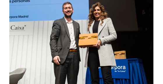 Sara Parra, jefa de sector Servicios de Brico Depôt Getafe, recogió el premio de manos del viceconsejero de Hacienda y Empleo de la C. de Madrid.
