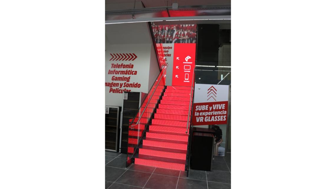 La tienda cuenta con ascensor, escaleras mecánicas y escaleras iluminadas con tecnología led.