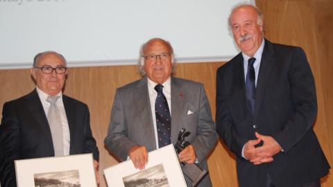 Juan José Aurtenetxea (en el centro), junto a Vicente del Bosque y otro de los finalistas, Alejandro Seoane (izq.).
