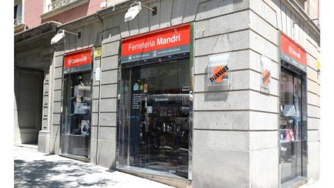 Uno de los cambios más evidentes ha afectado al nombre. El negocio, antiguamente denominado Ferretería Dalmás, ha pasado a llamarse Ferretería Mandri tras ser adquirido por Jaume Alcover.