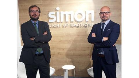 A la izquierda Santiago Valls, responsable del canal tradicional de Simon Brico, y a la derecha, Javier Garrido, gerente de marca de la firma.