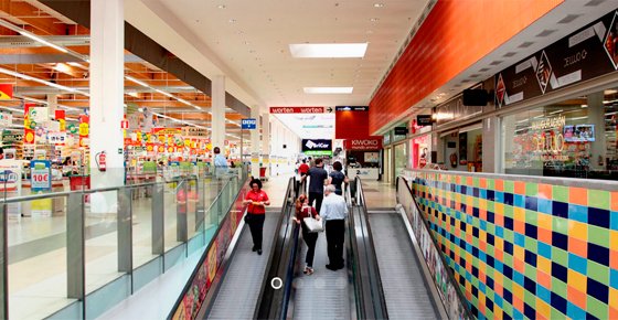 Imagen del interior del centro comercial. Al fondo, Bricor.