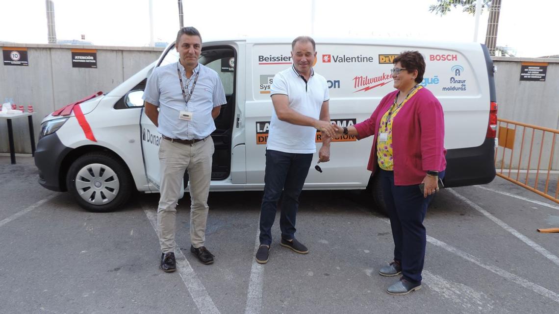 El 13 de septiembre tuvo lugar la entrega de la furgoneta al premiado de Barcelona: Alexander Grachev, de Construcciones Donacasa.