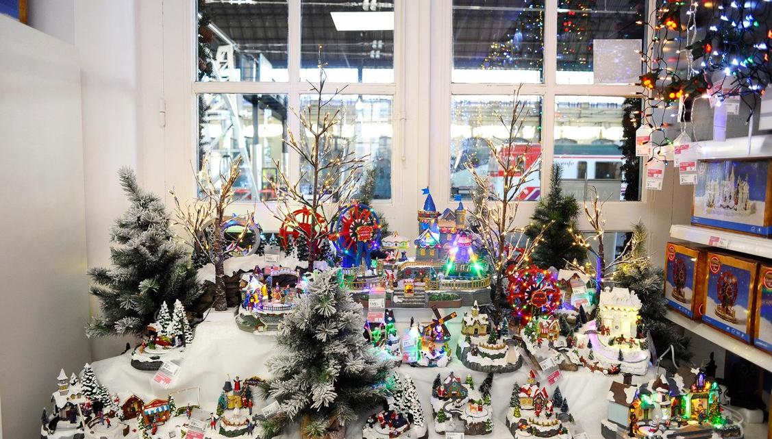La tienda incorpora multitud de decoración navideña de todo tipo.