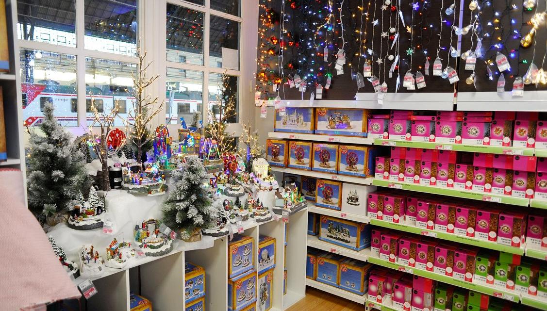 La tienda incorpora multitud de decoración navideña de todo tipo.