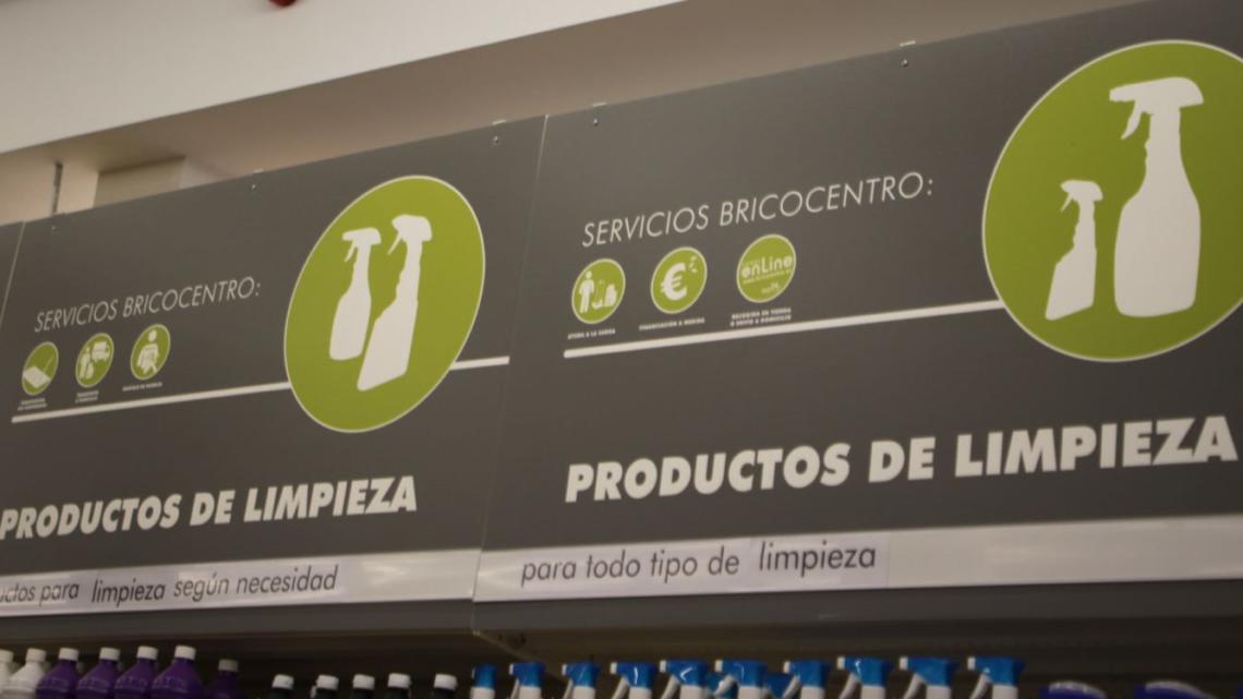 Encima del lineal, BricoCentro aprovecha para informar no solo de la sección de que se trata, sino también de los servicios que ofrece la tienda.