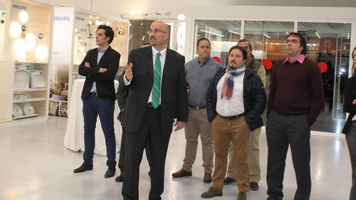 Guillermo Leal mostró a sus jefes de tienda las principales características del nuevo establecimiento.