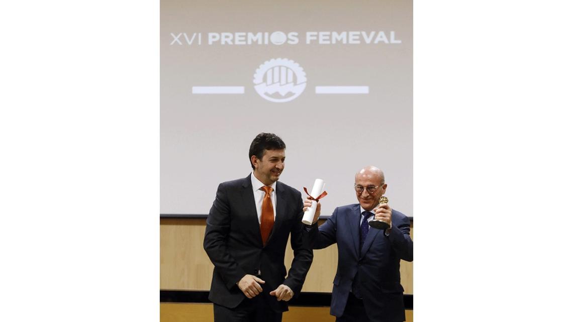 El presidente de FEMEVAL, Vicente Lafuente, ha hecho entrega del galardón a Jose María Ferrer, presidente y fundador de Válvulas Arco.