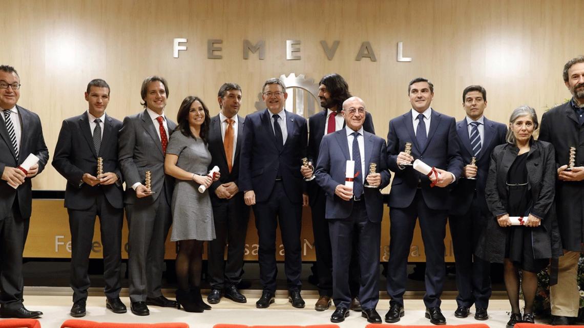 El presidente de la Generalitat Valenciana, Ximo Puig, en el centro, junto a todos los premiados.