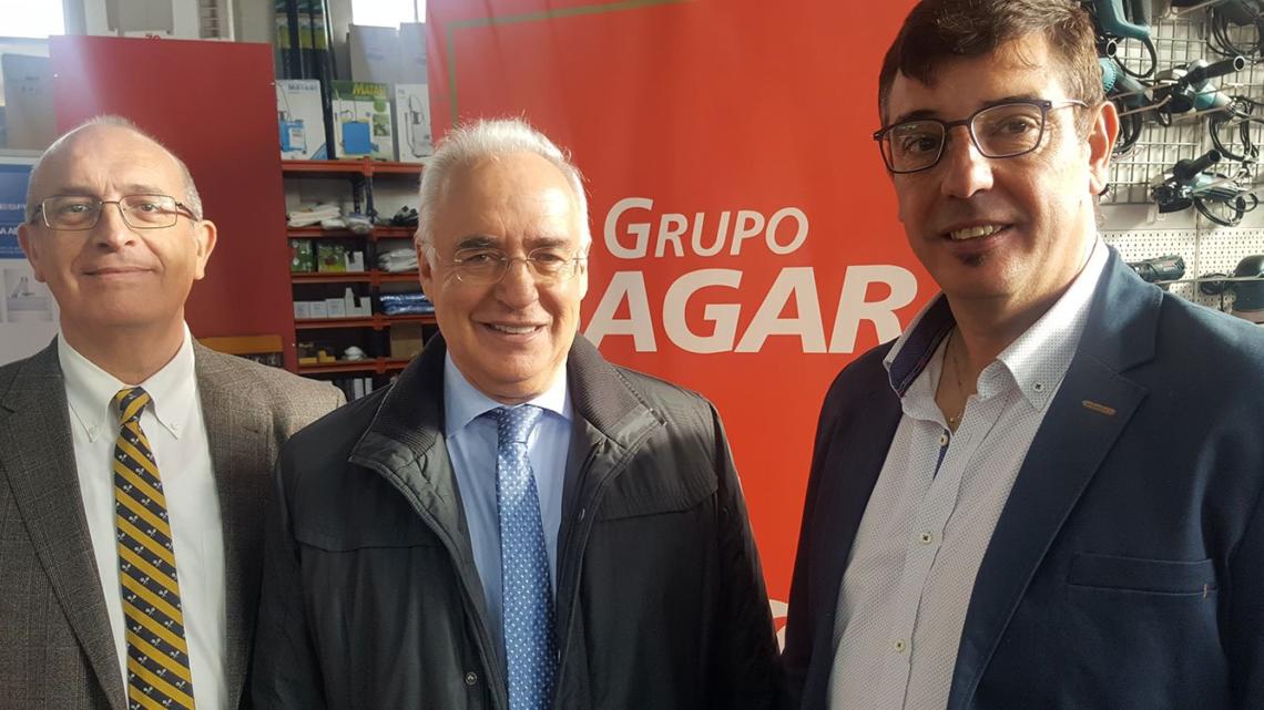 De izq. a der.: José María Salvador, jefe de ventas zona Este de Cecofersa, José Ignacio Cenicero, presidente de La Rioja, y Jesús Saseta, hijo.