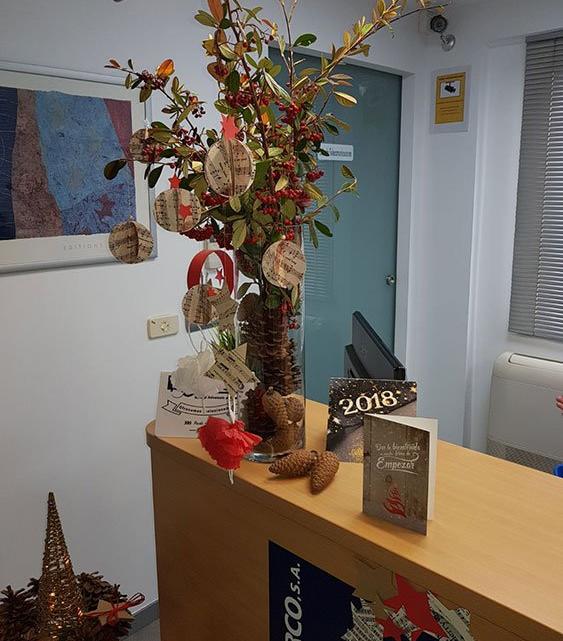 La oficina se decoró con elementos naturales -ramas  y  piñas-.