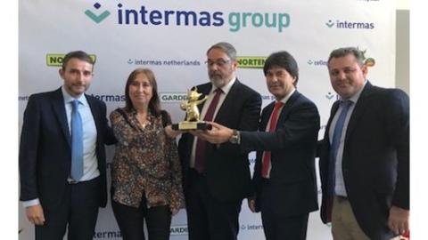 Juan Carlos Albín, primero por la izquierda, entrega el premio a los directivos de Unifersa.