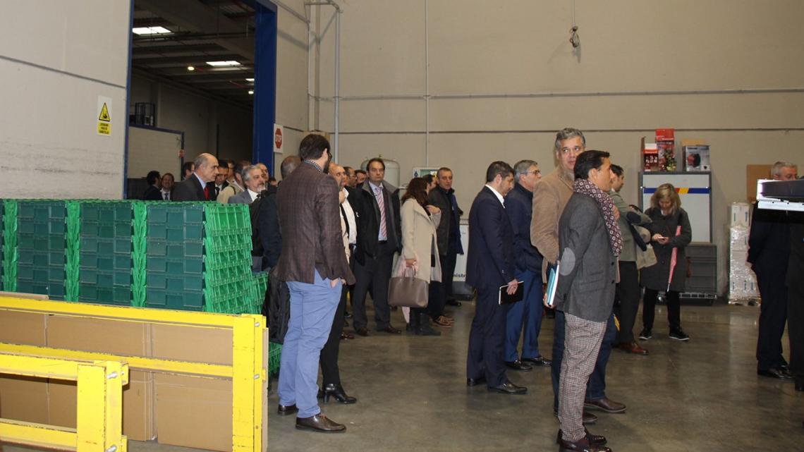 Los asistentes visitaron las instalaciones de Coferdroza en Zuera, Zaragoza, y conocieron el almacén de la cooperativa.
