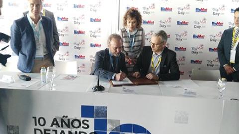 Francisco Moreno, presidente de BigMat, en el momento de la rúbrica del acuerdo, junto al director de negocio para el sur de Europa de DZB Bank.