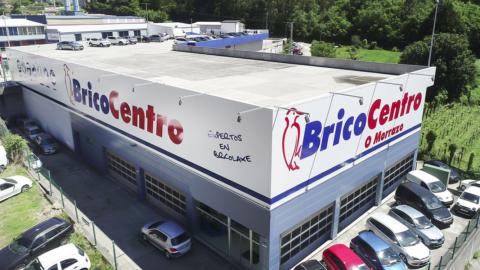 El nuevo centro abierto por Paradelo es el quinto BricoCentro de Galicia, cuenta con 2.500 m2 de superficie y 15.000 referencias. Ha supuesto una inversión de un millón de euros.