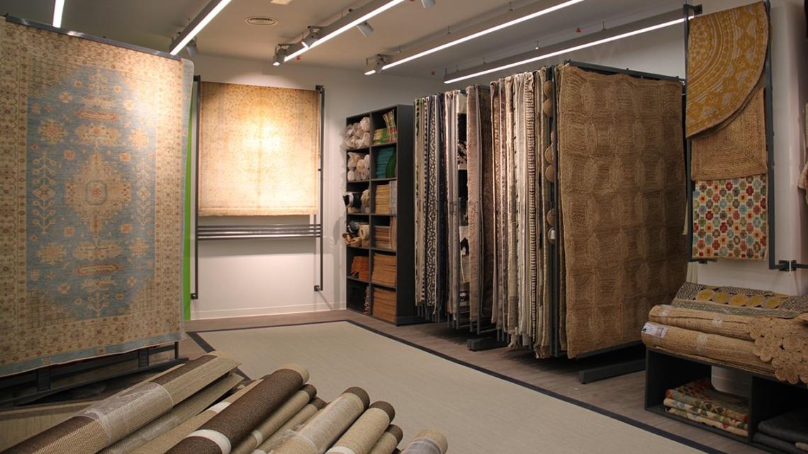 La sección de decoración ocupa buena parte de la planta calle e incluye alfombras, textil, papel pintado, lámparas...