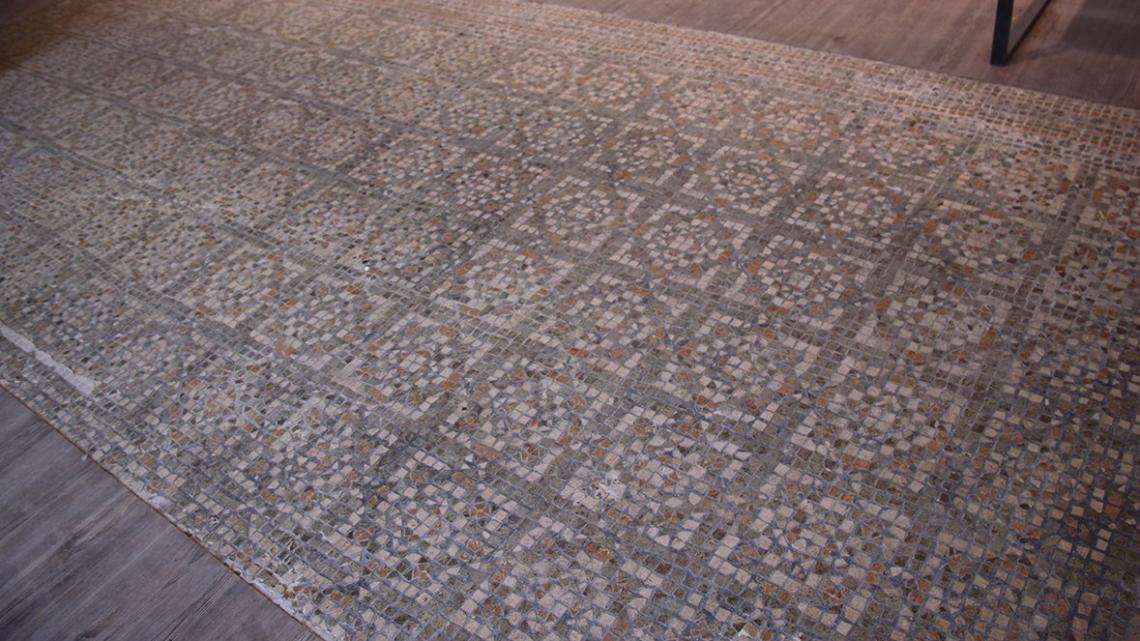 También se ha dejado en el suelo el mosaico original de la entrada al local, lo que le aporta mucha personalidad.
