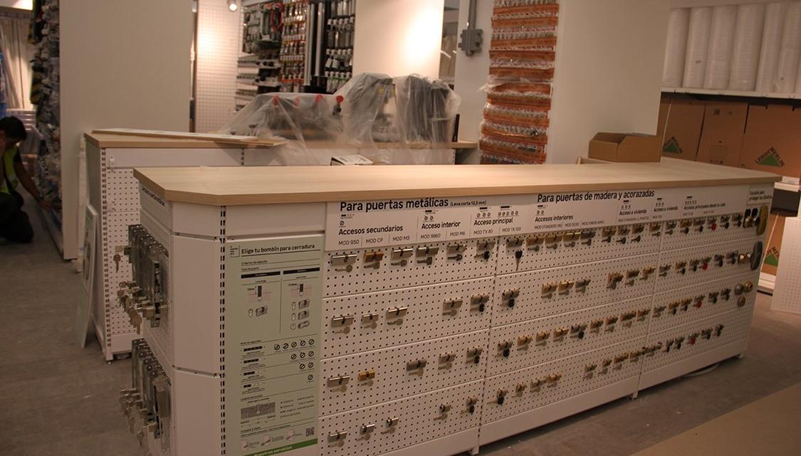 La tienda incorpora elementos propios de una ferretería, como el mostrador de cerrajería y copia de llaves.