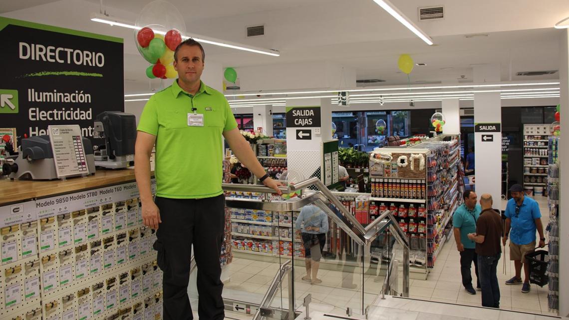 Davíd García, director de la tienda de Akí López de Hoyos, se incorporó a la cadena en 2011.