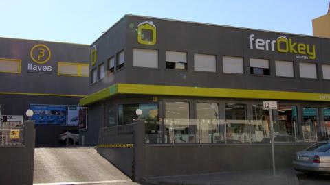 La fachada de la tienda combina la imagen de Ferrokey con la imagen más industrial de Las 3 Llaves.